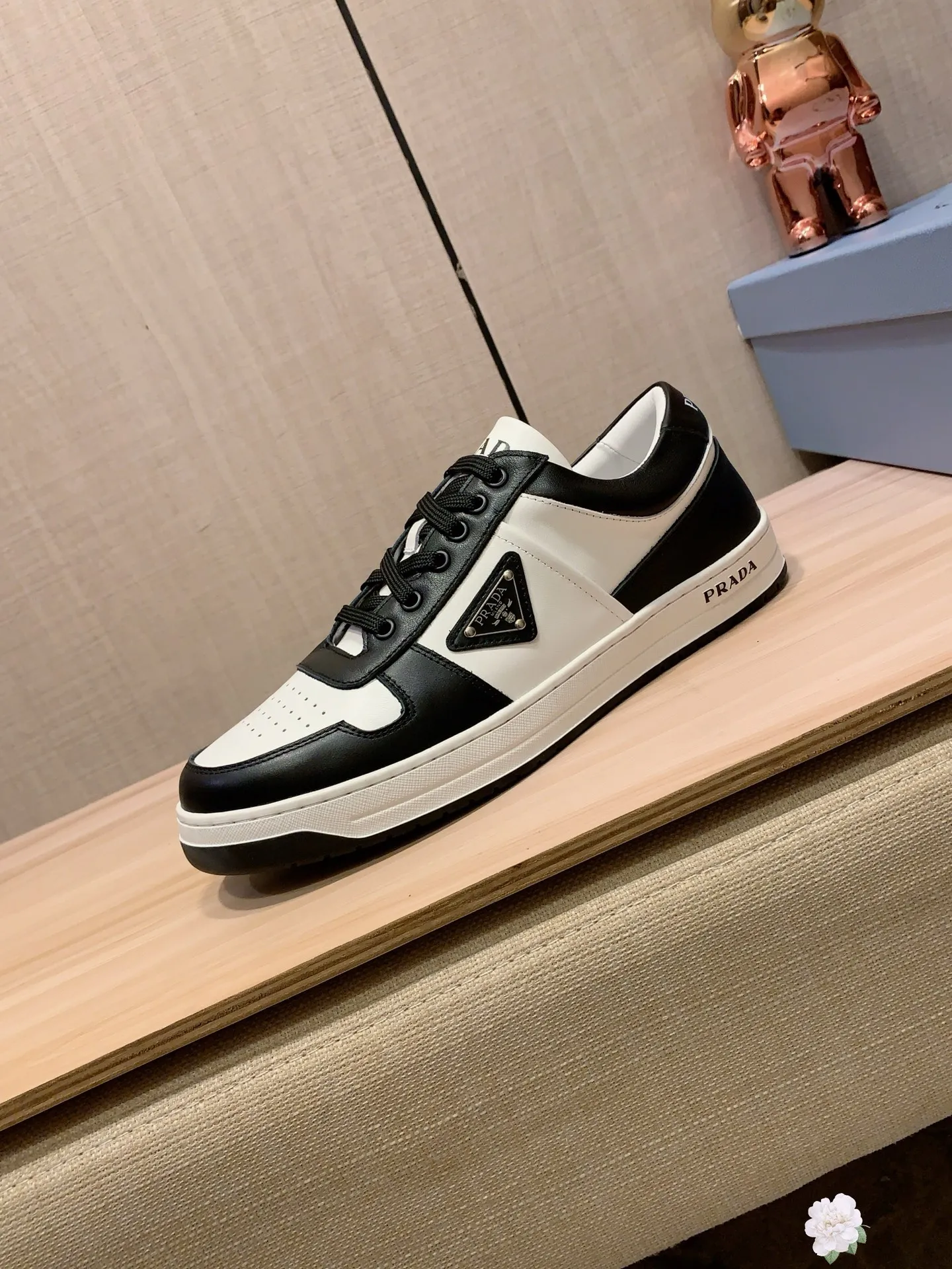 Men's Men's Shoes💰442💰💰🎩🎩[Lightning][Lightning] "PRADA*" The latest and most popular casual shoes, top brand [seduce] luxury ~ purchasing agency, top quality ~. [Strong] The upper is made of imported breathable cowhide material ➕ breathable sheepskin feet (•) with fine workmanship. The original stylish and stylish soft rubber wear-resistant and non-slip outsole is light and comfortable on the feet. The real thing looks better when photographed in real life. 226: code: 38-44, white and black 4️⃣ colors selected